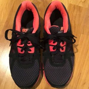 Women’s Nike black tennis shoes. Size 8